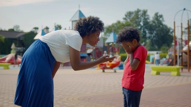 Une mère qui parle à son enfant