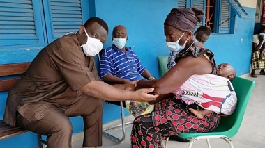 Le docteur Roch Christian Johnson, responsable des projets santé de la Fondation Raoul Follereau, examine une patiente