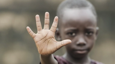 Un enfant qui dit stop