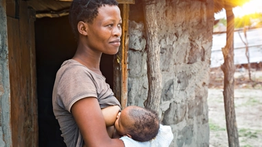 Une femme qui allaite son bébé