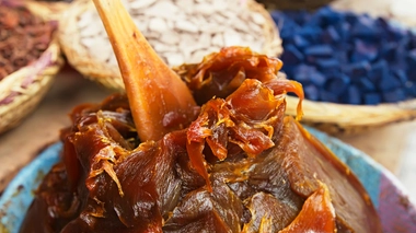 Du savon noir vendu dans un souk au Maroc