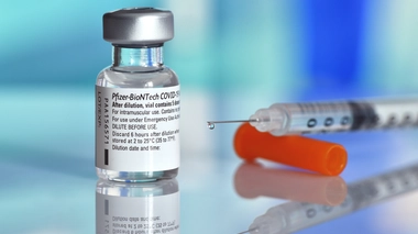 Seringue remplie d'une dose de vaccin anti-Covid de Pfizer/BioNTech 