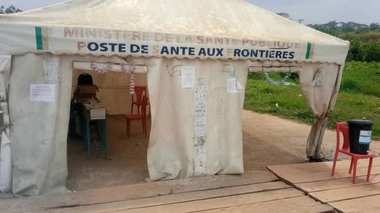 Un poste de contrôle sanitaire de fortune installé à la frontière du Cameroun avec la Guinée équatoriale pour gérer les éventuels cas de maladie à virus de Marburg