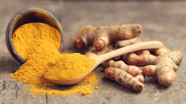 La poudre de curcuma est très utilisée en cuisine