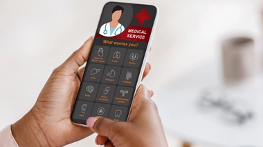 Une patiente africaine qui utilise une application Santé