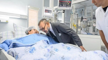 Le roi Mohammed VI au chevet d'un blessé du séisme d'Al-Haouz, le 12 septembre 2023