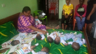 Anthonia Madu s'occupe de ses nonuplés