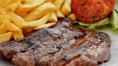 Peut-on manger de la viande le soir ?