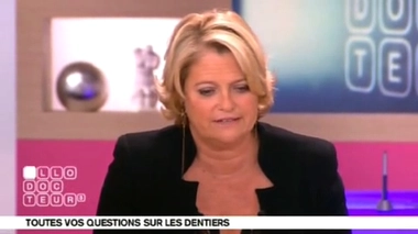 Pourquoi une personne avec un dentier fait-elle du bruit ?