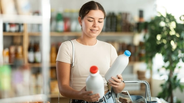 Bouteilles de lait : que signifie la couleur de leur bouchon ?