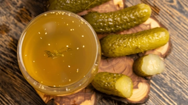 Le jus de cornichon aide à soulager les crampes : vrai ou faux ?