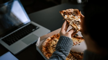 Est-ce que manger tard fait grossir ?