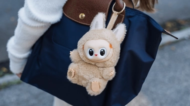 Tétines, peluches, Labubu : pourquoi les adultes s'y remettent ?