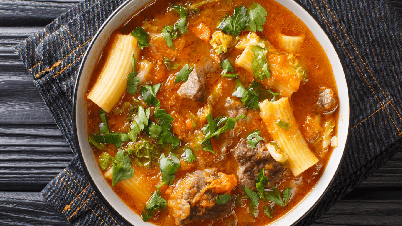 Découvrez notre recette réconfortante de la soupe joumou, venue des Caraïbes