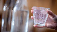 L'eau gazeuse hydrate-t-elle autant que l'eau plate ?
