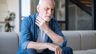 Glaires : faut-il les avaler ou les recracher ?