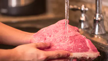 Faut-il sa viande avant de la cuisiner ? 