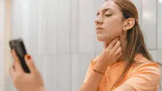 Des objets pour cacher le double menton ?