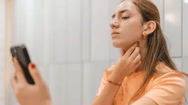 Des objets pour cacher le double menton ?