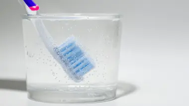 Les brosses à dents sont de véritables nids à bactéries