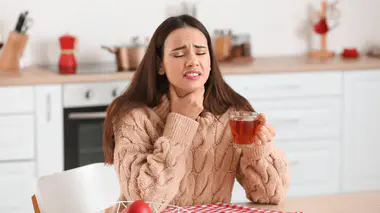 boire chaud ou froid, quel est le bon réflexe pour apaiser le mal de gorge ?