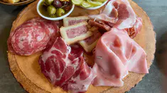 Listériose : 12 cas, dont deux mortels, en lien avec des charcuteries en France