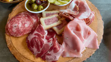 Listériose : 12 cas, dont deux mortels, en lien avec des charcuteries en France