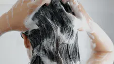 Faut-il utiliser un shampoing à pH neutre pour prendre soin de ses cheveux ?