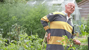 Quels accessoires et astuces pour jardiner sans se faire mal ?