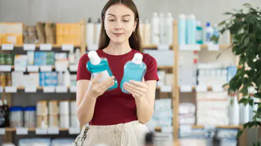 Quotidien ou thérapeutique, quel bain de bouche utiliser et comment le choisir ?