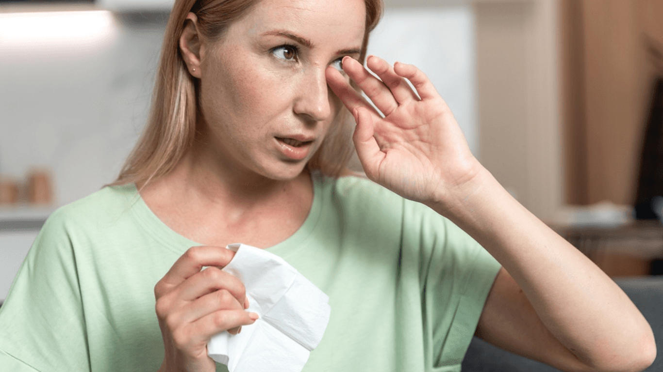 Voici pourquoi vous devriez arrêter de vous frotter les yeux