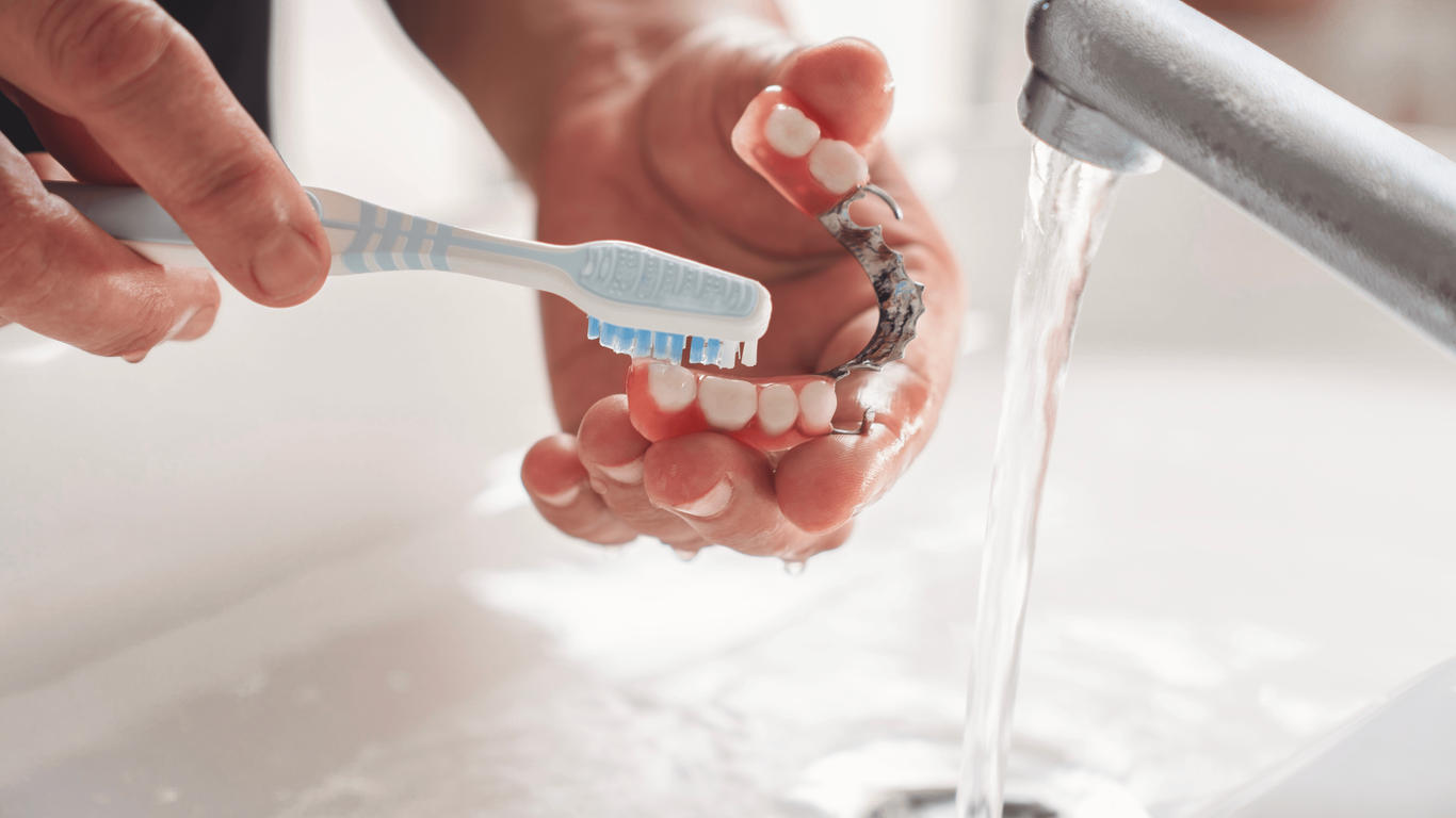 Comment bien nettoyer son dentier ?