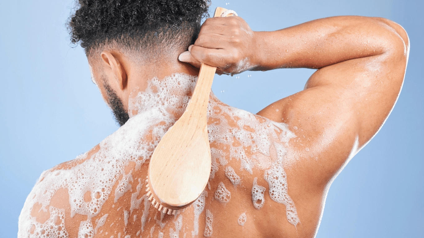 Brosses, pommeaux... quelles sont les meilleures solutions pour avoir la peau douce ?