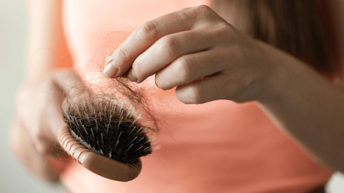 Chute de cheveux saisonnière : quand faut-il s'inquiéter ?