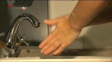 Dans nos dentifrices, un antibactérien nocif pour la santé ?