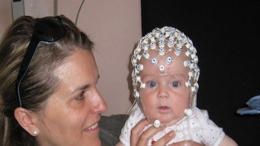 Un bébé de 5 mois qui a participé à cette étude, avec sa mère. (© Sofie Gelskov/PhotothèqueCNRS)