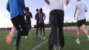 La spécialisation à outrance dans un sport augmente le risque de blessures.